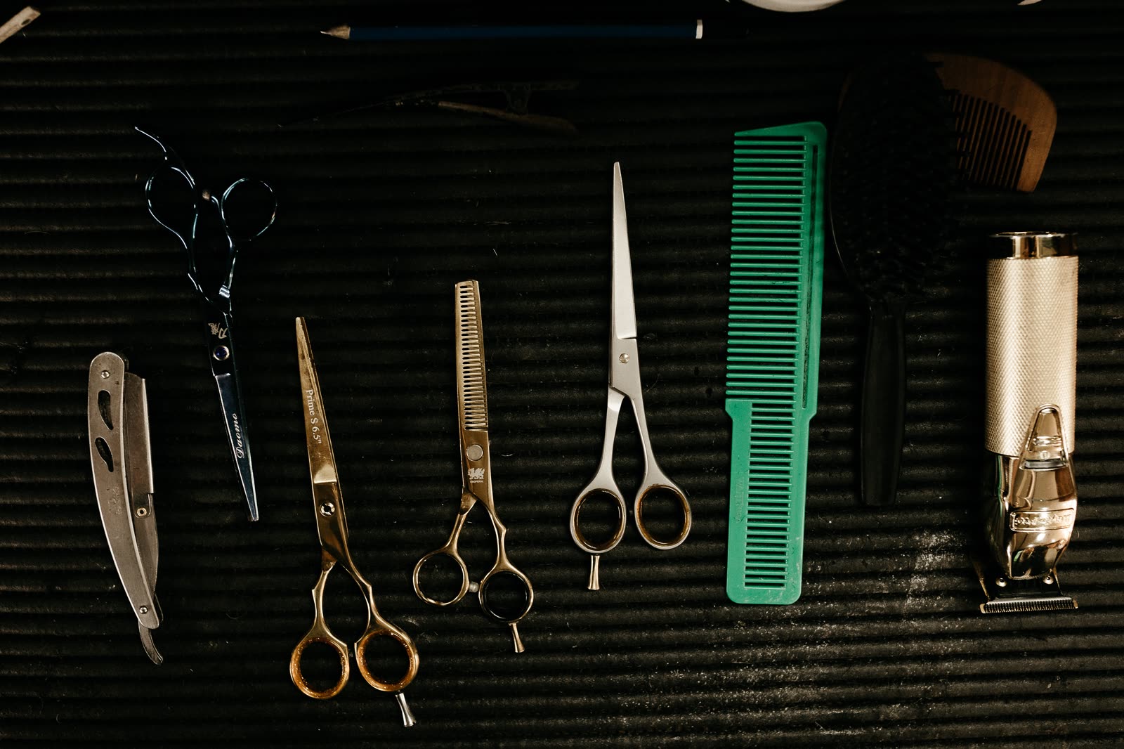Friseurscheren und Kamm im Salon