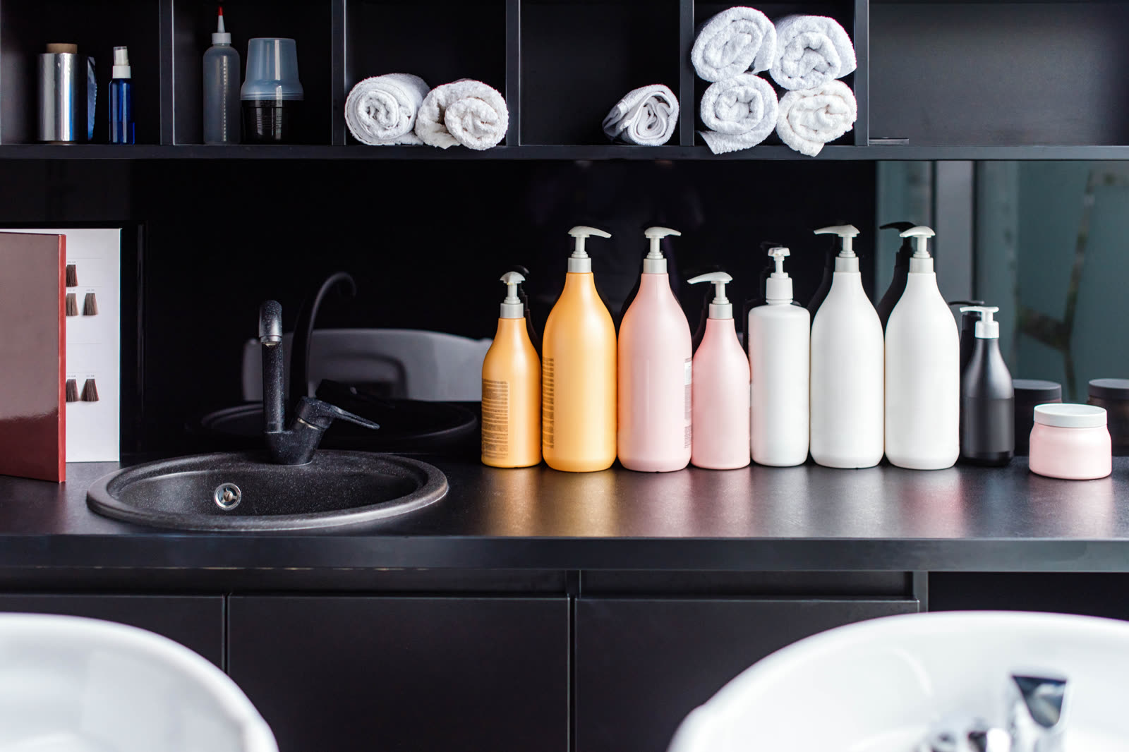 Waschtisch und Pflegeprodukte im Salon Undercut 8700